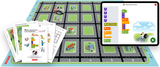 Auf einer Spielmatte sind Häuser abgebildet, die als Stationen für ein Programmierprojekt dienen. Neben der Matte liegen Arbeitsblätter und ein Tablet, auf dem Programmieranweisungen für den Lernroboter angezeigt werden, der durch die Spielwelt gesteuert werden kann.