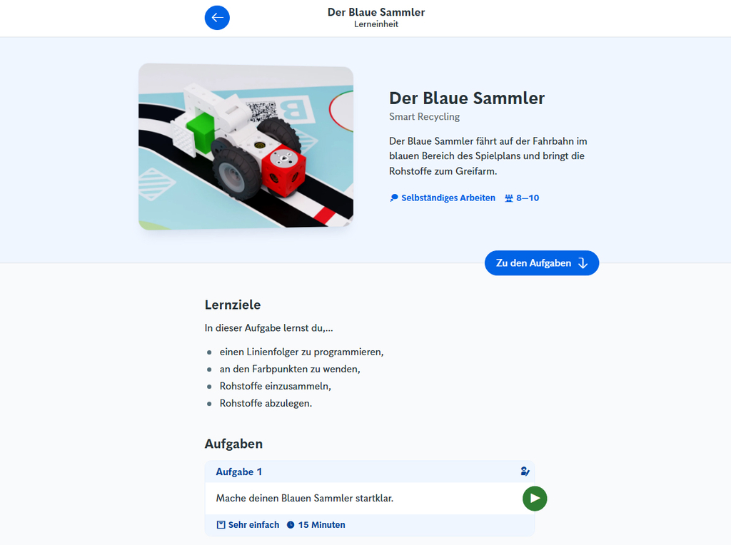 Ein kleiner, bunter Roboter namens &bdquo;Der Blaue Sammler&ldquo; f&auml;hrt auf einer farbigen Fahrbahn. In der Lernumgebung werden Aufgaben zum Programmieren und Sammeln von Rohstoffen durch den Roboter vorgestellt.