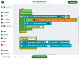 Auf der Benutzeroberfläche eines Programmierprojekts sind verschiedene Bausteine zu sehen, die zur Steuerung eines Roboters verwendet werden. Die Programmierung umfasst Befehle für Motoren, Sensoren und das Abspielen von Tönen, um Interaktionen zu steuern.