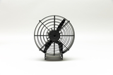 Ein schwarzer Ventilator mit Schutzgitter steht zentral vor einem weißen Hintergrund. Das Gerät ist für den Einsatz in wissenschaftlichen Experimenten konzipiert.