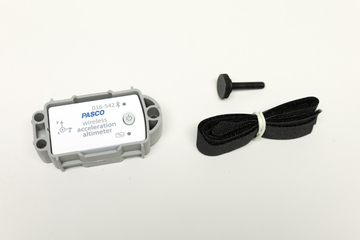 Ein drahtloser Beschleunigungs- und Höhensensor von PASCO liegt auf einer weißen Fläche. Daneben befinden sich eine schwarze Befestigungsschraube sowie ein schwarzes Textilband.