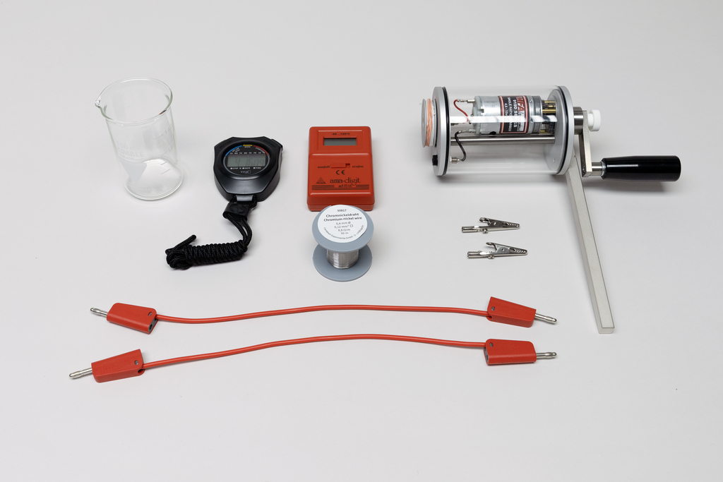 Ein Set aus physikalischen Experimentiergeräten umfasst einen Dynamo, ein Messgerät sowie Zubehör. Ergänzt wird die Ausstattung durch ein Becherglas, Anschlusskabel und eine Drahtspule.