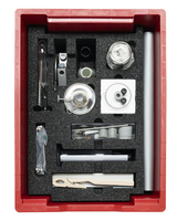Ein roter Koffer enthält ein Set an wissenschaftlichen Instrumenten, die passgenau in schwarzen Schaumstoff eingebettet sind. Das Set umfasst unter anderem Glasgefäße, Messwerkzeuge und Zubehör für physikalische oder chemische Experimente.