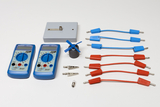 Zwei blaue Digitalmultimeter und diverse rote sowie blaue Verbindungskabel liegen bereit. Ergänzt wird das Set durch einen kleinen Motor mit Propeller sowie eine Stromquelle und Klemmen.