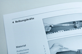 Ein Lehrbuch zeigt eine Anleitung zum Thema Reibungskräfte. Zu sehen ist eine Materialliste sowie eine bebilderte Versuchsanordnung mit einer Profilschiene und einem Kraftmesser.