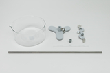 Ein Becherglas aus Glas liegt neben grauen Halterungen und einer kleinen Hülse. Ergänzt wird das Set durch einen Glasstab und eine Metallstange.