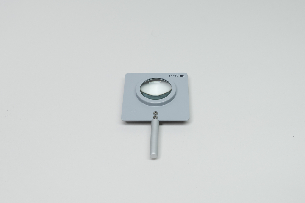 Eine Sammellinse mit einer Brennweite von 50 mm ist in einer quadratischen, grauen Kunststoffhalterung gefasst. Die Vorrichtung verfügt über einen Griff zur einfachen Handhabung bei optischen Experimenten.