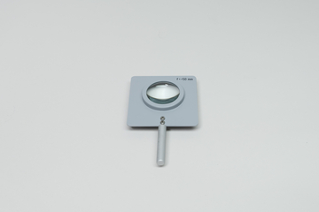 Eine Sammellinse mit einer Brennweite von 50 mm ist in einer quadratischen, grauen Kunststoffhalterung gefasst. Die Vorrichtung verfügt über einen Griff zur einfachen Handhabung bei optischen Experimenten.
