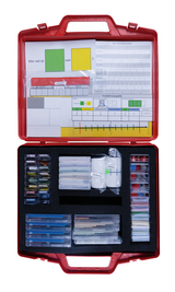 Ein roter Koffer enthält ein Set für physikalische Experimente, inklusive einer Anleitung im Deckel. In der unteren Hälfte befinden sich diverse Messutensilien und Materialproben in kleinen Kunststoffboxen.